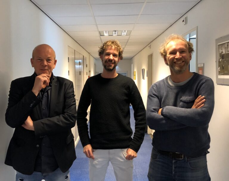 Podcast De kindertoeslagaffaire: hoe de Belastingdienst willens en wetens duizenden ouders dupeerde