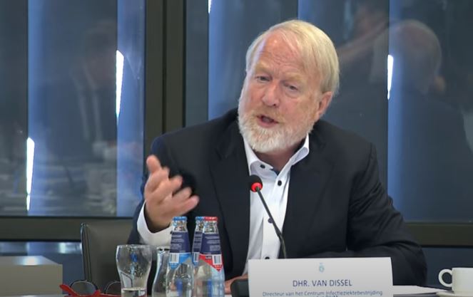 Jaap van Dissel maakt fout tijdens briefing Kamer. Doden in Nederland veel hoger.