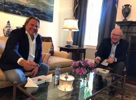 Amerikaanse ambassadeur nodigde complotdenker Robert Jensen uit. Heeft minister Ollongren de Kamer al geinformeerd ?