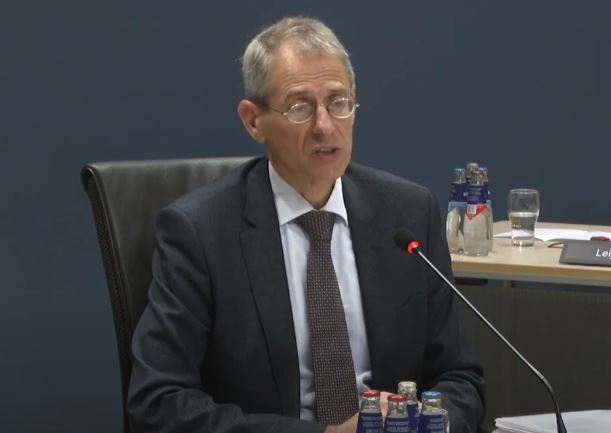 Directeur-Generaal Belastingdienst Uijlenbroek voerde onnozel onderzoek naar ambtsmisdrijven uit