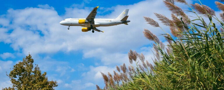 Donkere wolken pakken zich samen boven Schiphol. Uitleg over natuurvergunning  Schiphol