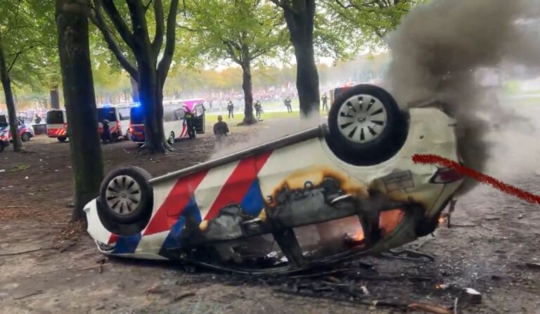 Politieauto op Elsfest voedt complottheorieën. Toeval maar wappies denken aan bewuste uitlokking