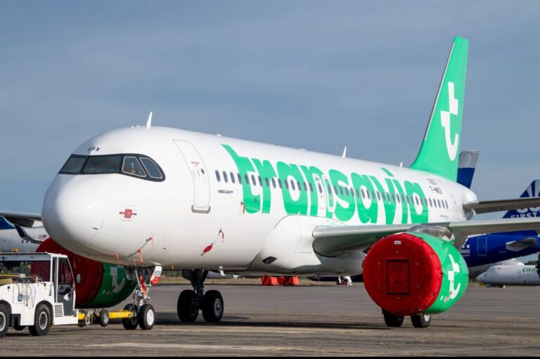 Transavia toont nieuwe kleurenschema
