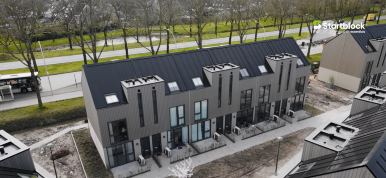 Prefab kan woningnood snel verlichten – maar vergunningen en grondpolitiek blokkeren doorbraak